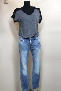 10) джинсы 490 000, блуза 390 000